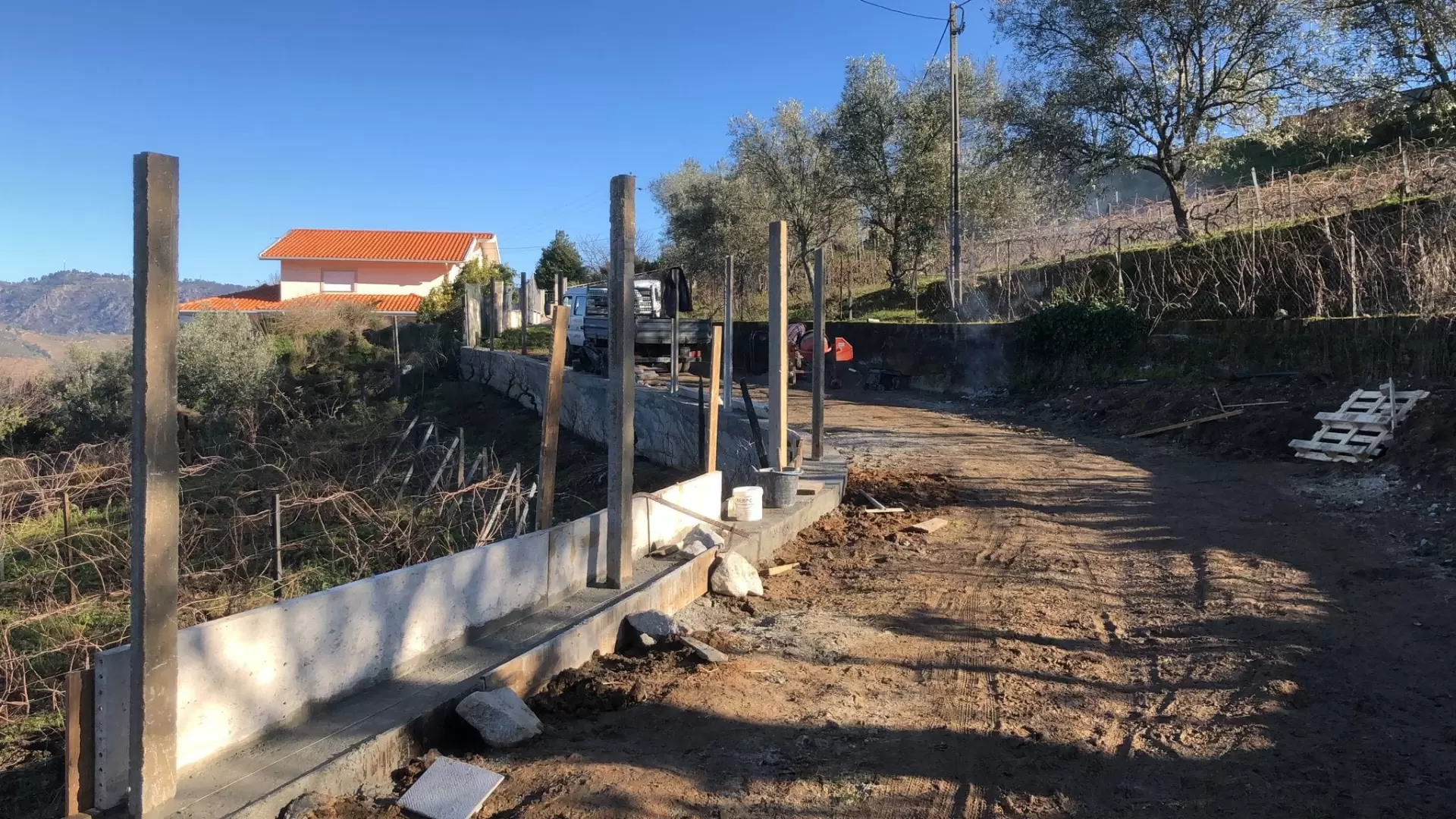 Obras de reparação, limpeza de bermas e valetas