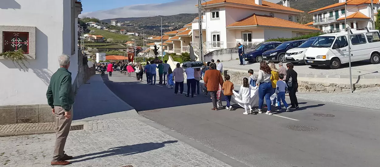 Procissão do Senhor Ressuscitado e a Eucaristia na Capela da Senhora da Guia, em Medelo.